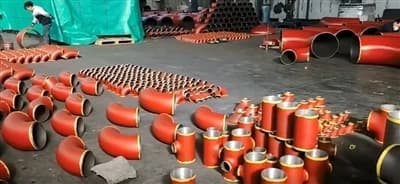 NIESTANDARDOWE KSZTAŁTKI RUR WYSYŁANE DO INDONEZJI SĄ POMALOWANE NA CZERWONO.